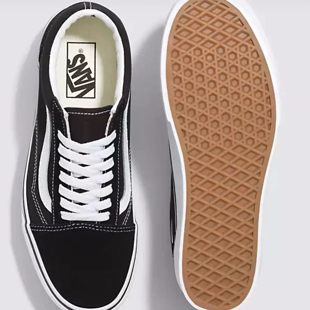 Vans WMNS Old Skool Stackform
Suede/Canvas Black/True Wht
VN0A7Q5M6BT Platforms - Picture 3 of 16